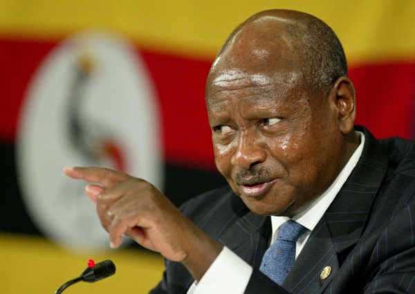 Болтовня в соцсетях – это роскошь: Президент Уганды объяснил, почему поддержал налог на интернет-общение