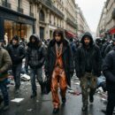 После погромов в Париже на улицах заметили одежду louis vuitton, hermès и celine После погромов в Париже на улицах заметили одежду louis vuitton, hermès и celine
